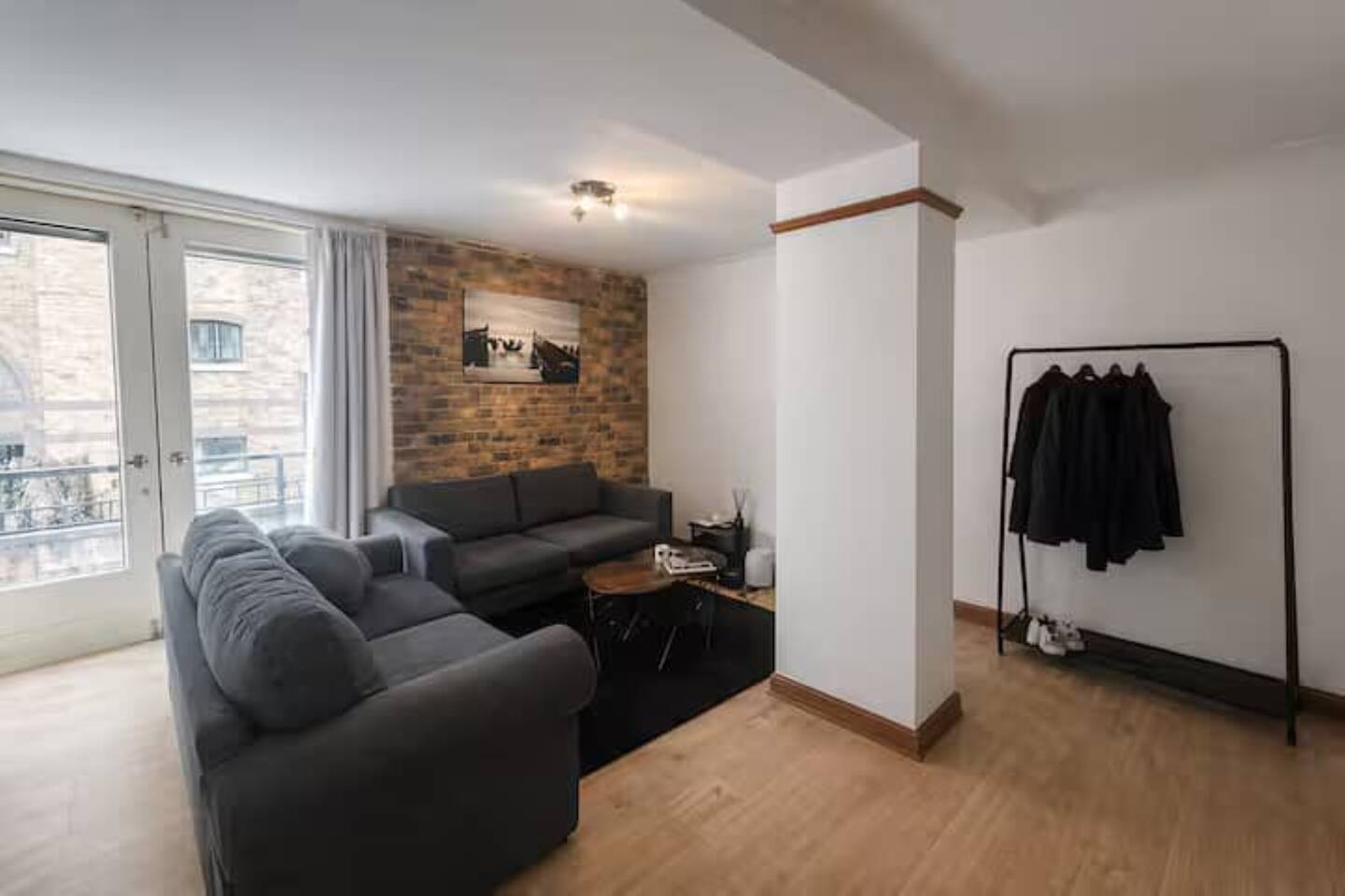 Dockhead - Spacious Heritage with Balcony Over River